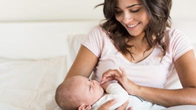 صورة الرضاعة الطبيعية ما هي فوائدها لدى الطفل والأم