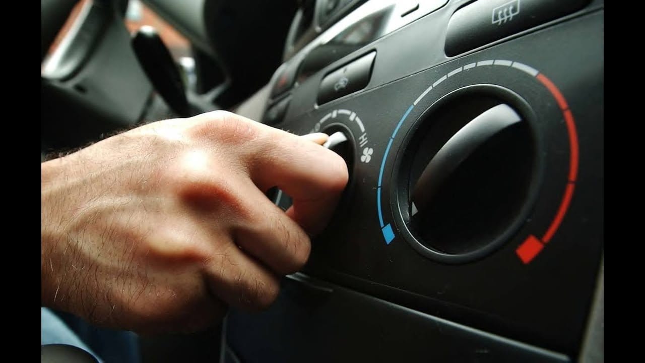 هل تشغيل مكيف السيارة أثناء السير خطأ