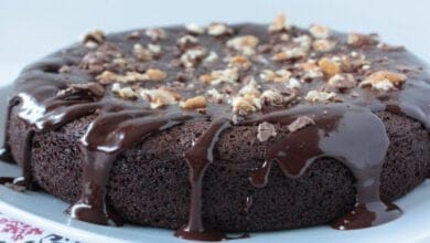 صورة براونيز الشوكولاتة بالكريما والفاكهة