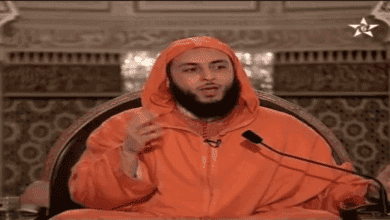 صورة ما حكم أكل الطعام إذا كان الإنسان على جنب؟