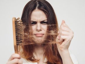 طرق علاج تساقط الشعر وأسباب تساقط الشعر الخارجية 