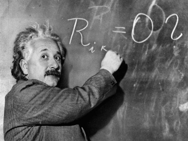 بداية فكرة النظرية النسبية عند أينشتاين