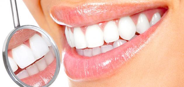 ما الذي يعنيه تنظيف الجير من الأسنان وتبييض الأسنان؟