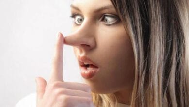 صورة لغة الكذب الخادعة – بعض العلامات التي تدل على الكذب